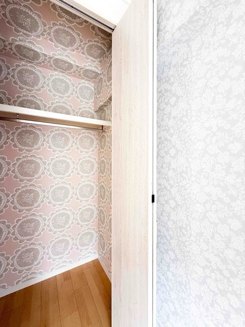 クローゼット内部は遊び心のあるPOPな花柄クロスで