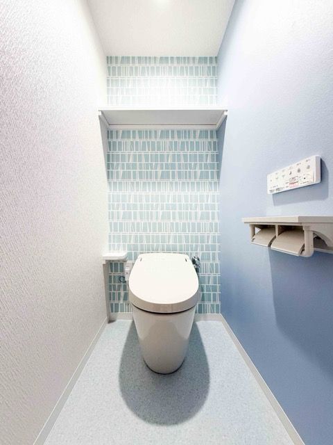 ブルー系のクロスの組み合わせが爽やかなトイレ空間
