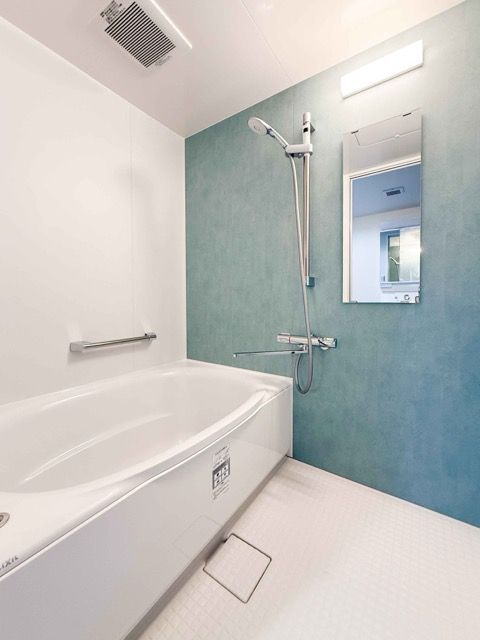 ブルーグリーンのパネルカラーが素敵な浴室