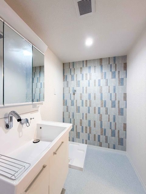 お手入れしやすい壁付け水栓の洗面化粧台