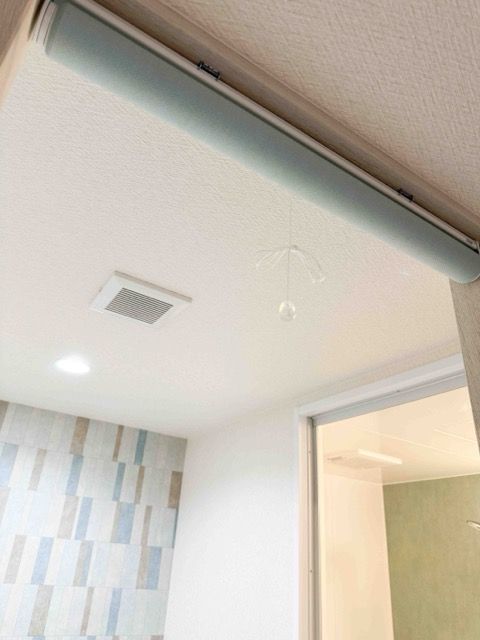 脱衣スペースには同じブルー系のロールースクリーンを採用