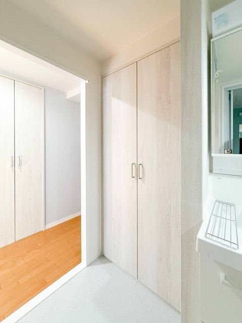 各スペースの収納扉のカラーはホワイトウッドで統一