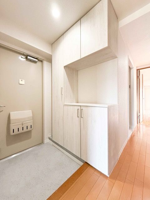 カウンターのある使い勝手の良い玄関収納