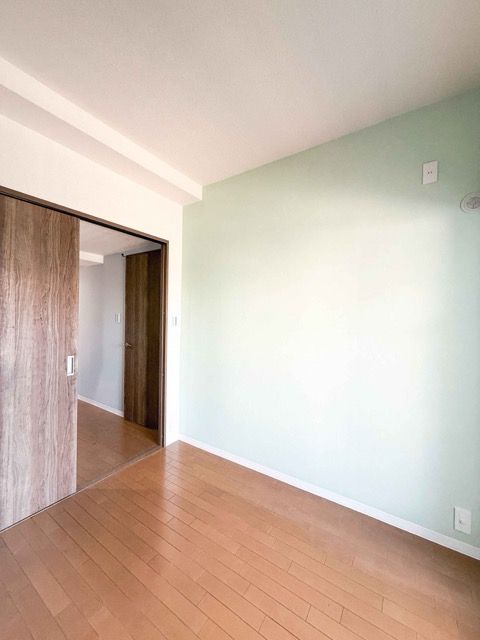 ご主人のお部屋にはグリーンのアクセントクロスを