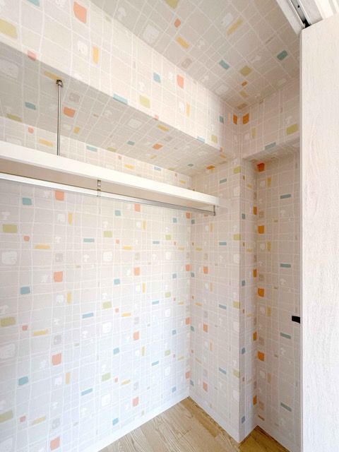 クローゼット内部にはカラフルなクロスを採用