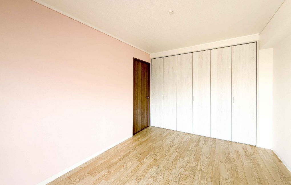 お嬢様のお部屋のアクセントクロスはパステルピンク