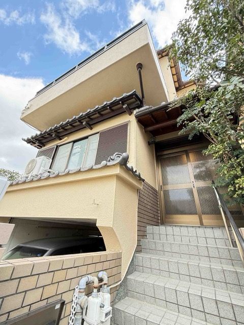 柔らかな印象を与える黄色味がかったベージュカラー