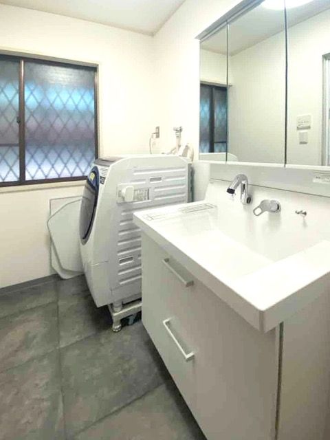 明るく清潔感あふれる洗面スペースへ