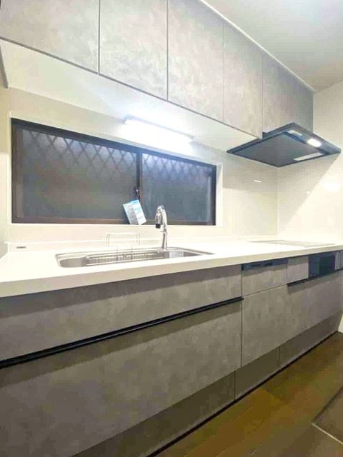 モノトーンテイストのおしゃれで機能的なキッチンへ