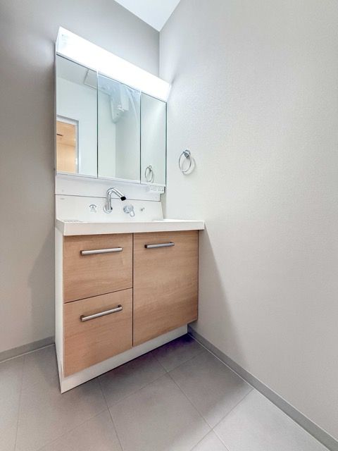 収納スペックが高く明るい洗面化粧台