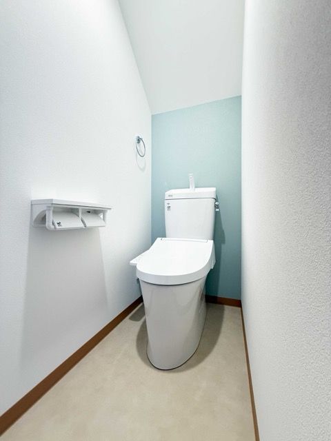 階段下に移動したトイレは爽やかな内装に