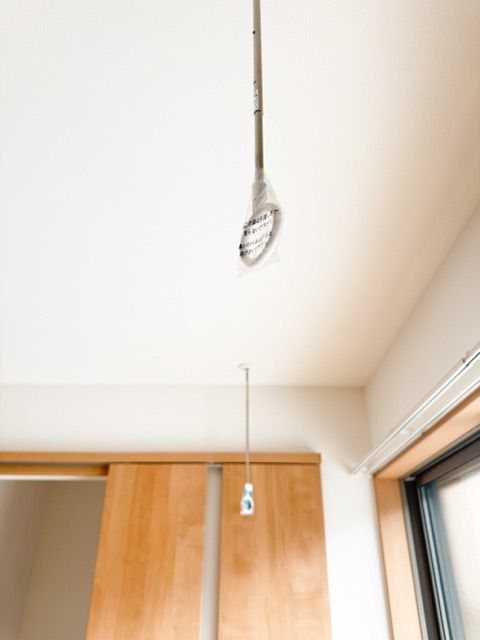 日当たりの良い窓まわりに室内干しができる仕様をプラス