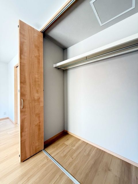 ２階の洋室のクローゼットにはシックなクロスを採用