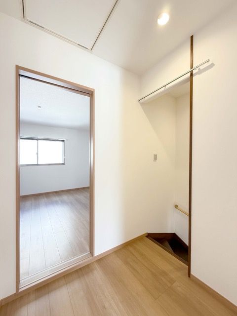 冷暖房の効きを高めるため、カーテンレールを設置