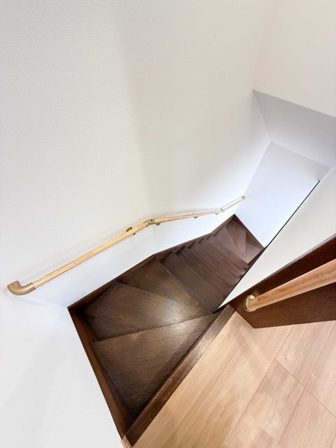 ホワイトとブラウンのコントラストが美しい階段