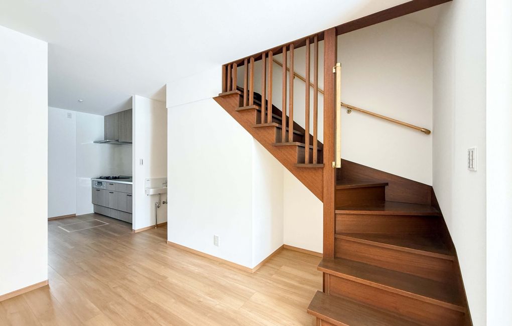 階段には丈夫な手すりを設置