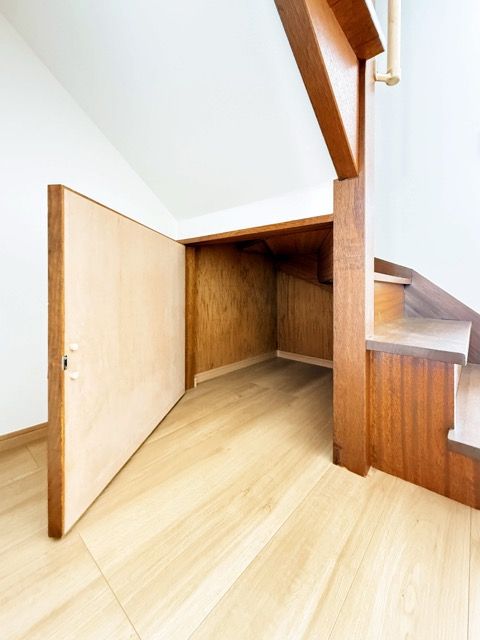 階段下収納は再利用。フローリングを張り伸ばしてキレイに