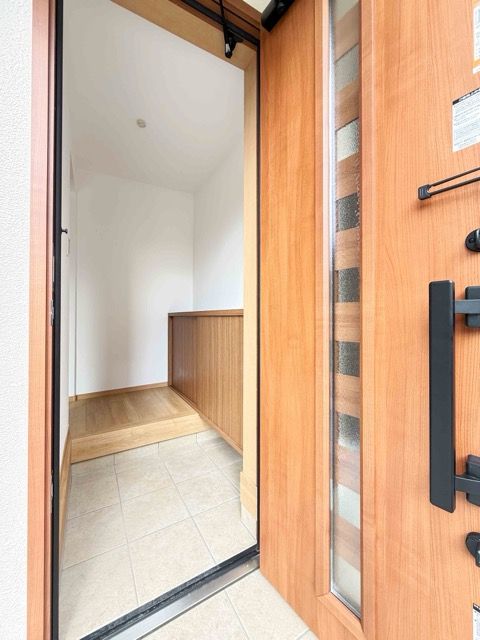 玄関ホールには便利な人感照明を採用