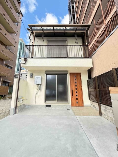 ブロック塀を撤去し、開放的な玄関プローチへ