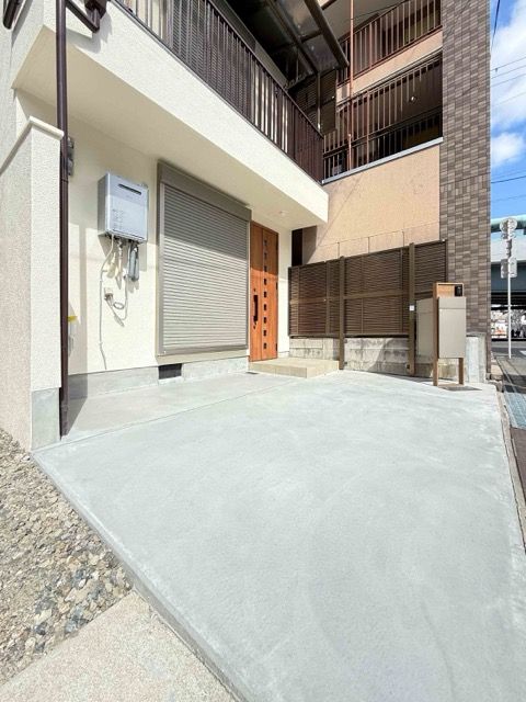 車庫スペースとしても利用可能。防犯性の高い雨戸を採用