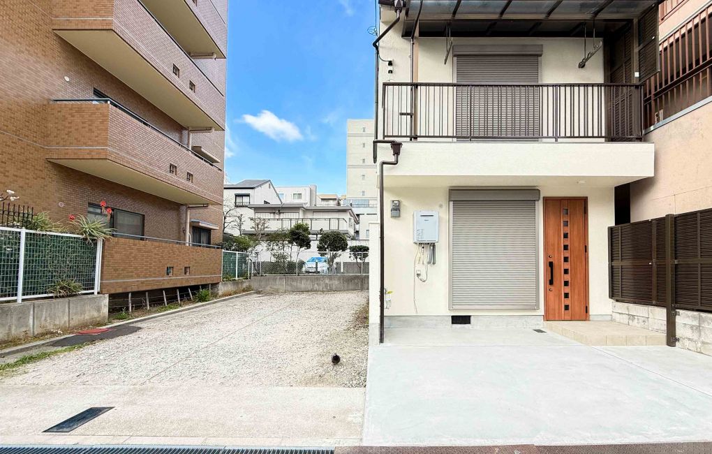 建物横に別途スペースも。車庫その他として利用可能