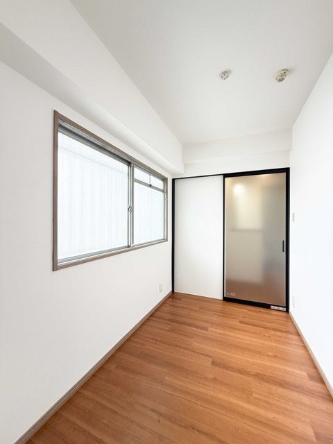 採光性の高い建具を採用した玄関横の洋室