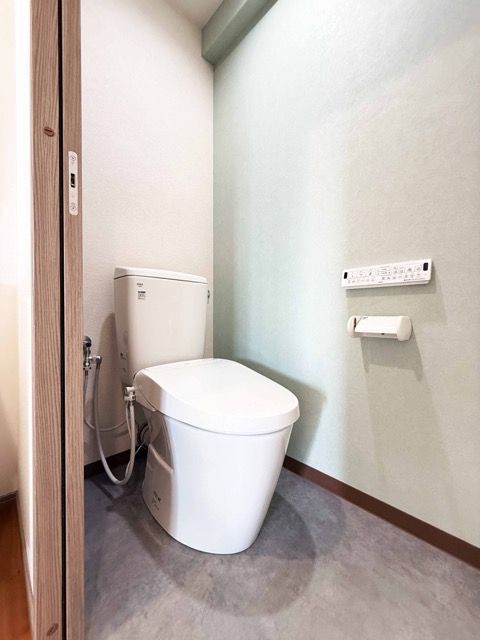 シンプルなトイレ空間。引き戸の採用で動線も快適に
