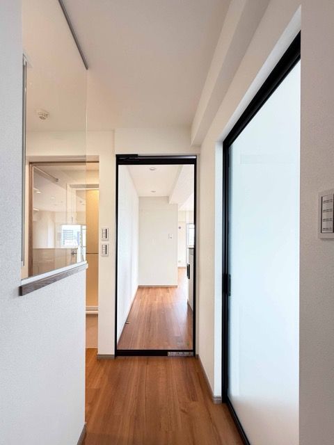 室内サッシや間仕切りを透明タイプにして明るい玄関ホールへ