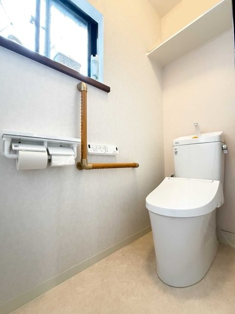 トイレ空間はベージュカラーで心地よく