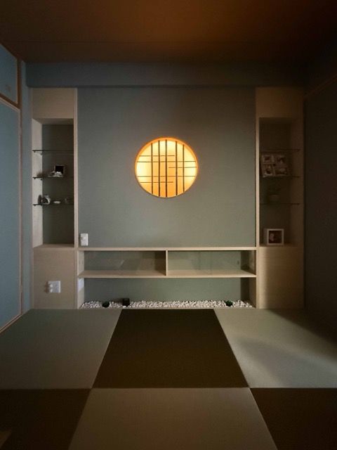 照明を仕込んだ丸窓。優しい灯りが和室を包みます