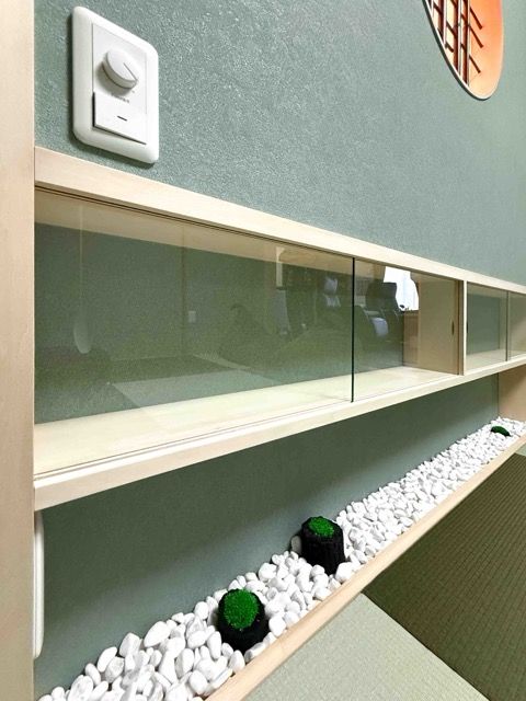 白砂利と苔を配した、小さな枯山水スペース