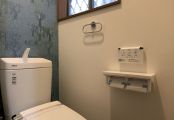 背面クロスの遊び心が効いた、シンプルなトイレ空間