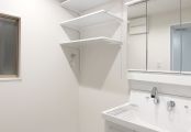便利な可動式収納棚を作りつけた、清潔感あふれる洗面スペース