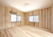 杉材の爽やかな香りに包まれる寝室。シャッター付き窓を採用