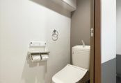 天井にもアクセントカラーを取り入れたトイレ空間