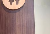 トイレの目印はキュートな木製ピクトグラム