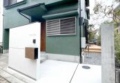 深いグリーンの外壁が迷うことのない目印に