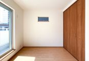 ＜サブ棟＞２階の全ての部屋にトールタイプのクローゼットを設置