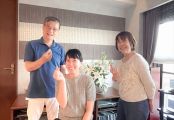 営業スタッフと施主様ご夫妻で記念撮影