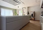 左右に開けた動線がアイランドキッチンの魅力