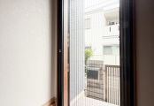 プリーツ網戸で玄関からの通風もバッチリ