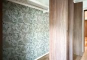 ウィリアムモリスのクロスをクローゼットに採用