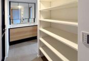 スタイリッシュな洗面室にたっぷりの収納棚を設置
