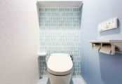 ブルー系のクロスの組み合わせが爽やかなトイレ空間