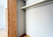 ２階の洋室のクローゼットにはシックなクロスを採用