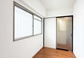 採光性の高い建具を採用した玄関横の洋室