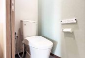 シンプルなトイレ空間。引き戸の採用で動線も快適に