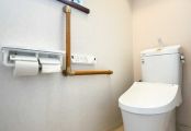 トイレ空間はベージュカラーで心地よく