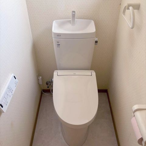 フロアタイルの床でおしゃれでお手入れも楽なトイレに アイキャッチ画像